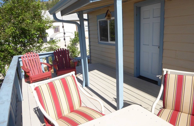 Budget Vintage Garden Cottage, Walk to town, Privacy, Deck, Wifi, Sleeps 2 max