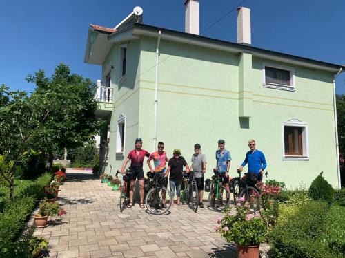 Bujtina Bashllari