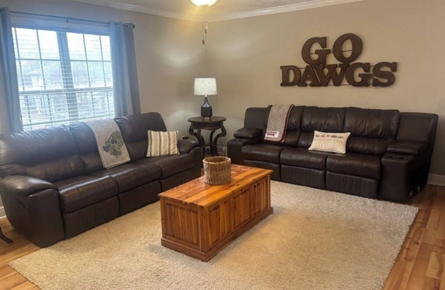 Bully's Retreat is a charming 2-bedroom apartment in vibrant Starkville