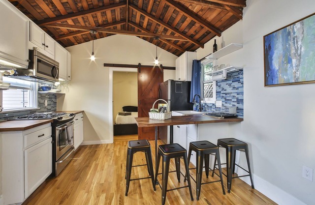 Bungalow, 2 miles from Beach at Long Beach Casitas