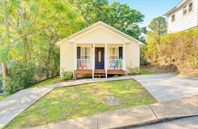 Bungalow Charmer with private Hot Tub!