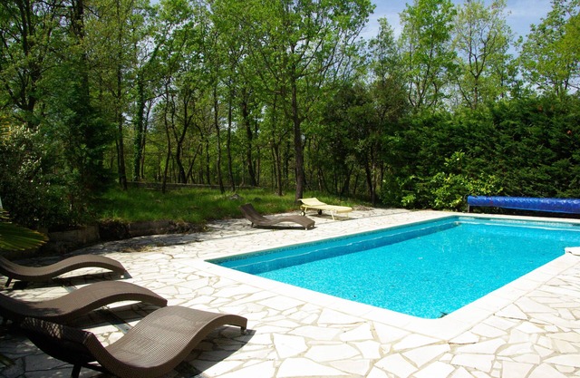 Bungalow with shared pool - "Almond"