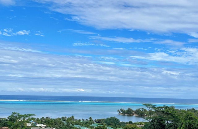Bungalow with magnificent lagoon and mountain views, in a natural setting