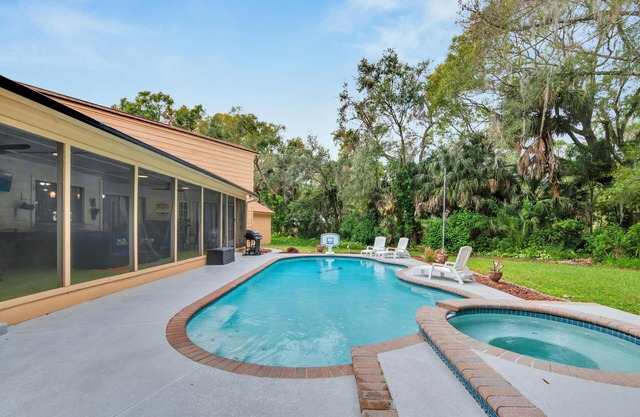 Busch Gardens Getaway: 3 King Beds, Pool, Hot Tub, Mini Golf & More!