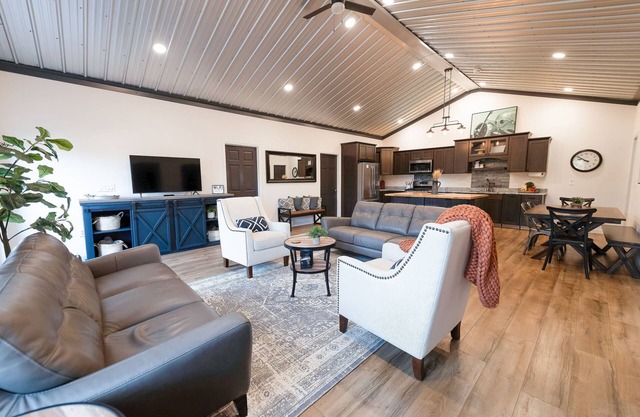 Bushplane Hangar Home on RUNWAY Chic Luxe Aurora Views ~Bushplane Escape~