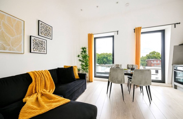Business Stay in Ealing | Steps to Tube Station