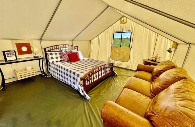 “Butterfly” Cozy Rustic Glamping + Outdoor Tub