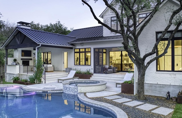 Buy 3 Get 1 Night Free I Above Charm I Pool/Spa I Sport Court I Patios