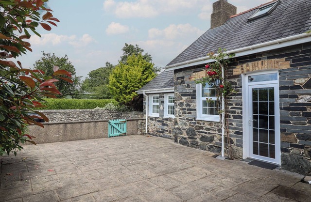 BWTHYN Y GWAS, pet friendly, character holiday cottage in Tywyn
