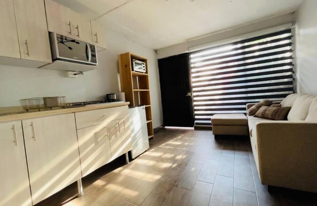 Cómodo y sencillo estudio bien ubicado