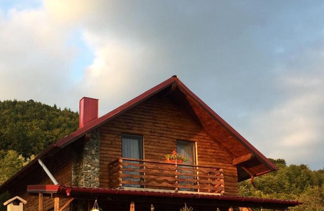 Căsuța la poalele dealului