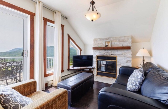 Condo 14H: Upper Floor, River View & BBQ