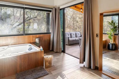 Cabaña de lujo 2 habitaciones con Jacuzzi Dentro del Bosque a 10 min del Pueblo