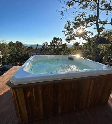 Cabaña en el bosque con jacuzzi al aire libre