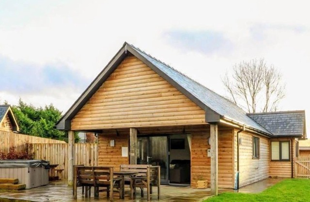Caban Nant Ddu - Cabin with Hot Tub Sleeping 6 guests