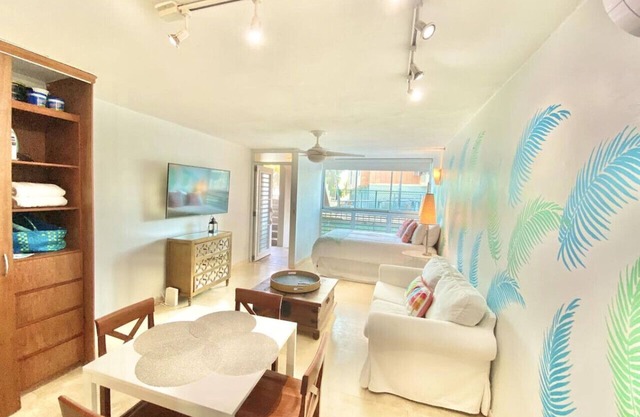 Cabana Studio Apartment BEACHFRONT CONDO POOL