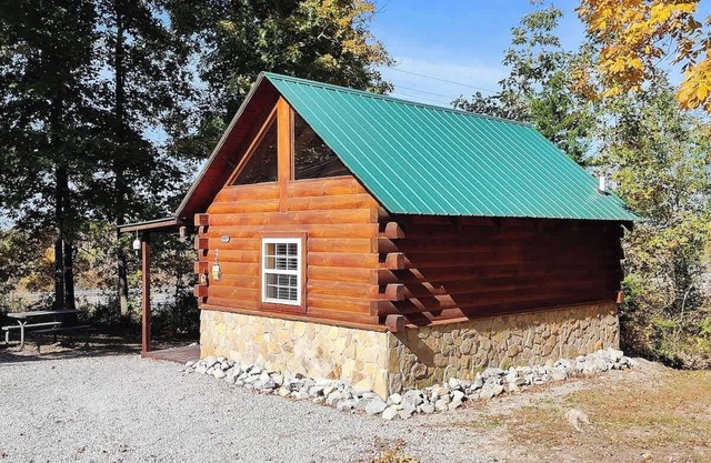 Cabin 3 - Columbia Kentucky, Queen bed, Firepit