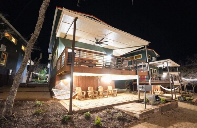 Cabin 9 - Lake Bridgeport - Spacious Cabin, Hot Tub, FirePit