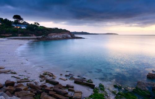 Cabin by Beach & Nature Reserve Mon & Fri Check in Days Swanpool Falmouth Cornwall