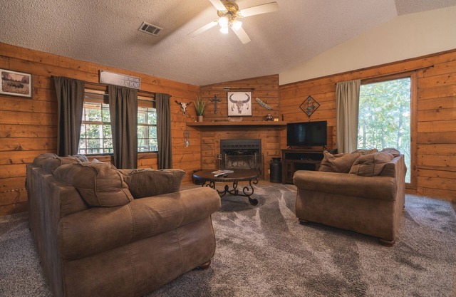Cabin G at Safe Harbor Brady Mountain on Lake Ouachita!