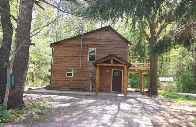 Cabin in the woods. Minutes to Watkins Glen State Park, Racetrack & Wine Trail!