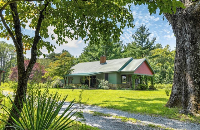 Cabin on the Crook: private, pet friendly residence alongside a nature preserve
