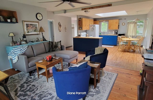 Cabin, remodeled, 3 bedrooms,1 blk to Mason Lake with views of Olympic Mtns.