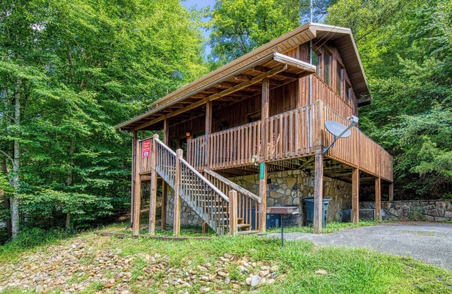 Cabin rental near Dollywood And Pigeon Forge with home game room-hot tub-Dog Friendly