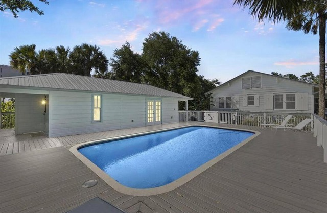 Cabin Style Pool Home w/Guesthouse! Sleeps 10!