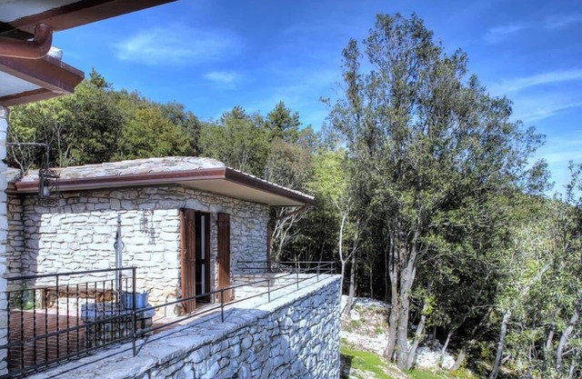 Cabin surrounded by greenery in the Monte Subasio Park - Panoramic Terrace