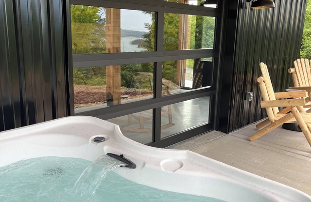 Cabin with Lake & Mountain Views! Lake access! Pigeon Forge, Gatlinburg!