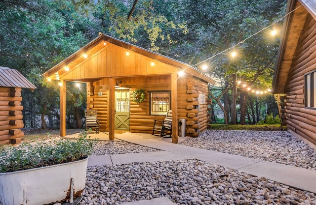 Cabins on the Square: Cozy Cabin #4