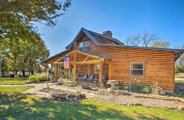 Caddo Log Cabin Retreat w/ Updated Interior!
