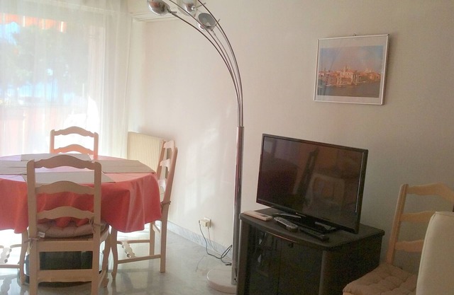 Cagnes/mer,apt 70m2, 50m from the beach, sea view, air conditioning, Wifi, near shops, garage