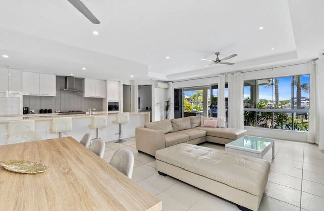 Cairns Beaches Home, Marina View Sleeps 12 - Pool