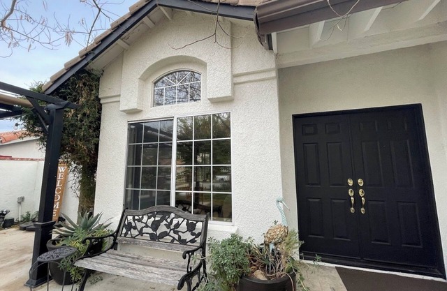 California Style and comfort! 4 bedroom House in South Corona!