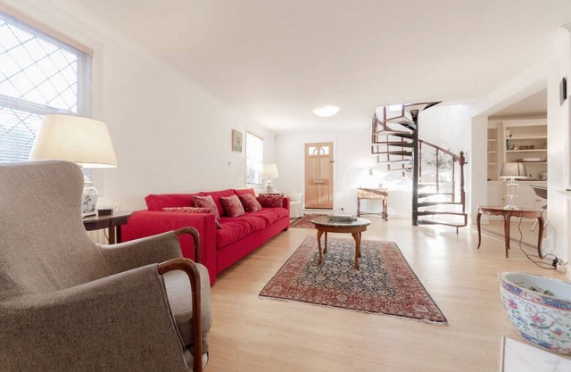 Calm & Spacious Cottage in Barnes Village SW13, 30 Minutes from Downtown London