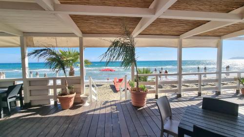 CAMERETTA SUL MARE con OMBRELLONE