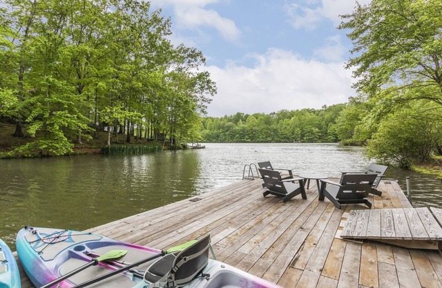 Camp McGu: Lakefront, Boats Included, 3 Fireplaces + Firepit, Gorgeous Setting