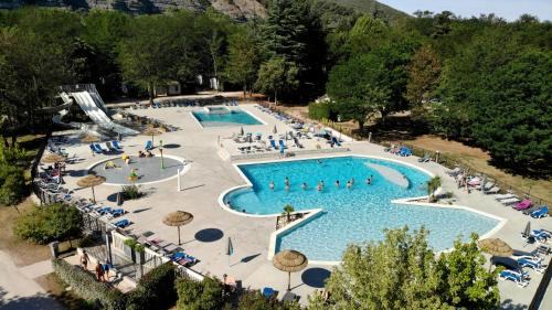 Camping La Grand'Terre 4 étoiles - Linge de maison inclus - Clim - TV - Plancha - Lave-vaisselle - 4 personnes 2 chambres