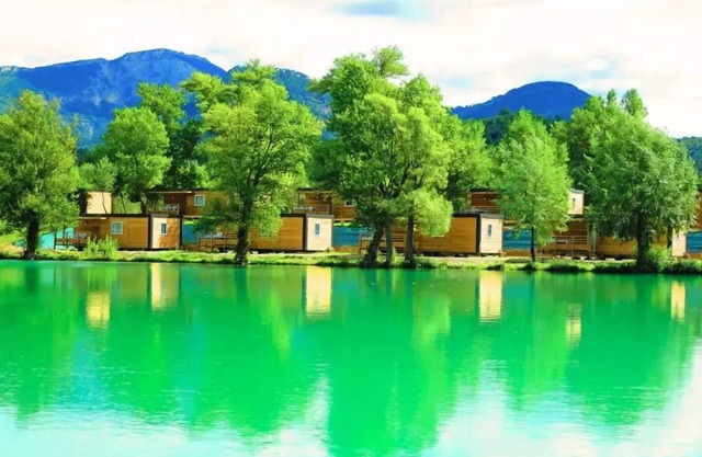 Camping Le Lac Bleu* - Premium Space 33m² - TV air conditioning for 6 people