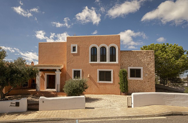 CAN NOVES-Fabulous villa in a central and quiet area