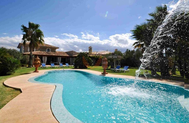 Can Gamundi holiday villa with a large pool and a huge garden Can Picafort