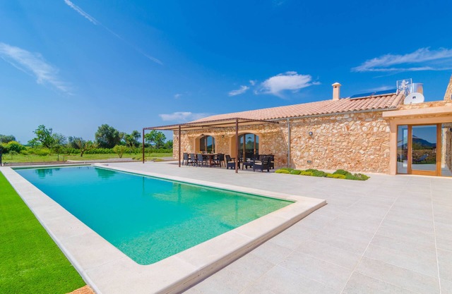CAN GUSTI - Villa with private pool in Manacor. Free WiFi.