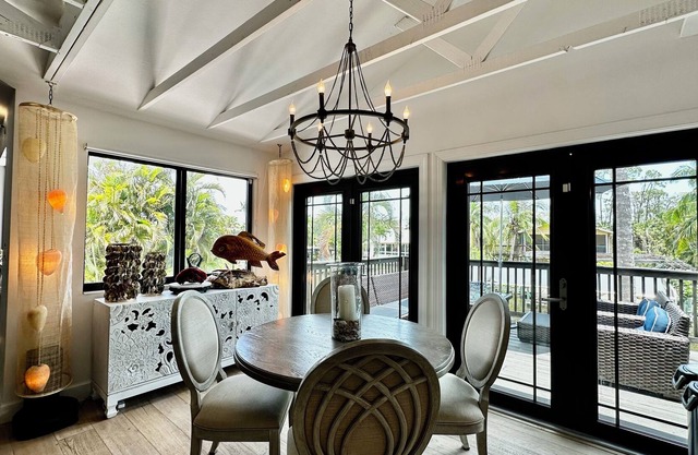 Canal Front, Gulf Access, Walk to downtown on Naples greenway!