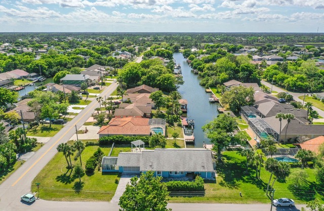 Canal Waterfront House 3br/4ba Pet-friendly XL fenced yard/Boat Dock/Ocean/golf
