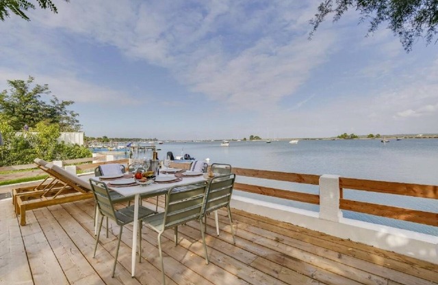 Cap-Ferret Coastal Bliss: Villa with Sea Views,Tranquil Garden,Luxury Amenities.