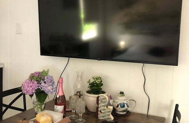 Cape Cod Cottage Apartment-king sized Sleep Number bed