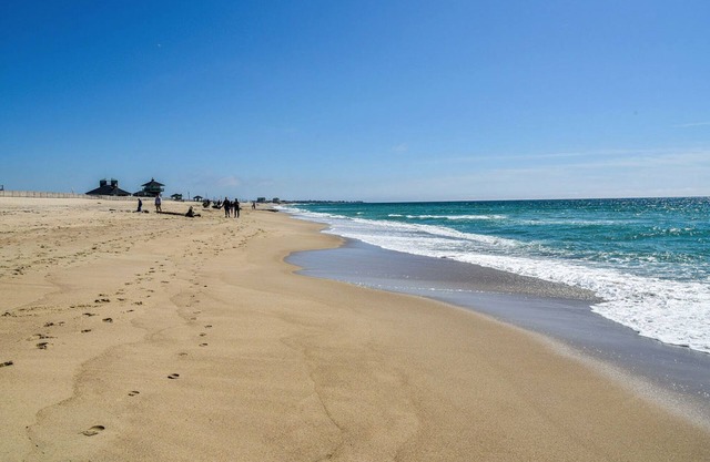 Cape Cod home in great location! Walk to downtown