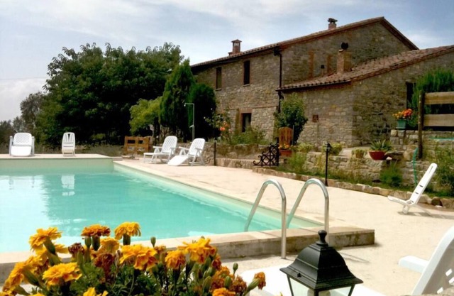 Cappannare, old farmhouse in the green hills of Umbria